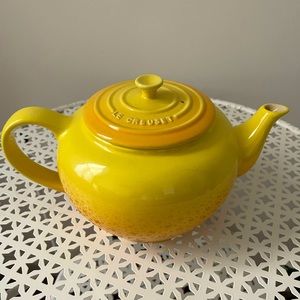 Le creuset stoneware large soleil (yellow) teapot 44oz